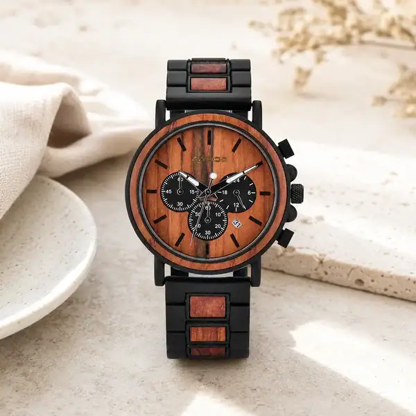 Montre Zwood® en bois de palissandre et acier inoxydable posée sur pierre claire et lin