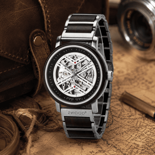 Montre automatique Zwood® PHOENIX Noir en bois d’ébène et acier inoxydable dans un univers voyage