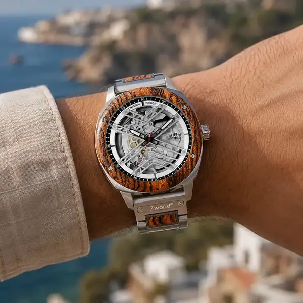 Homme portant la montre automatique Sirius Zwood® en bois de zébrano