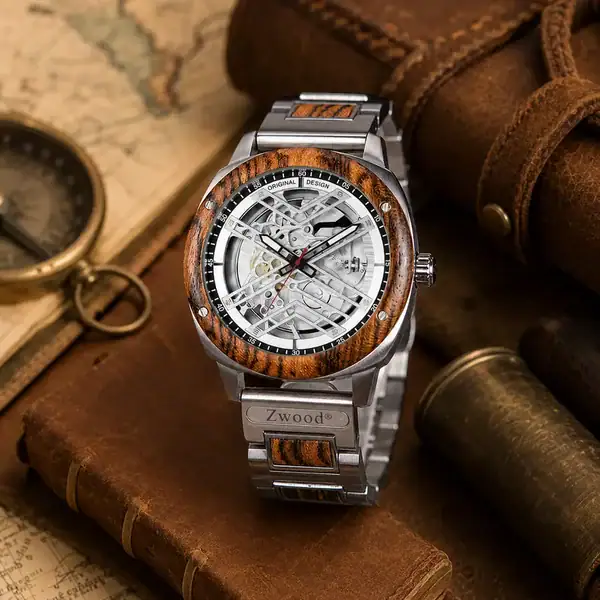 Montre automatique Sirius Zwood® en bois de zébrano dans un univers de voyage