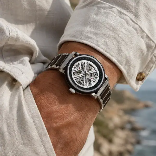 Montre automatique Zwood® PHOENIX Noir portée au bras gauche avec bracelet en acier inoxydable et bois d’ébène