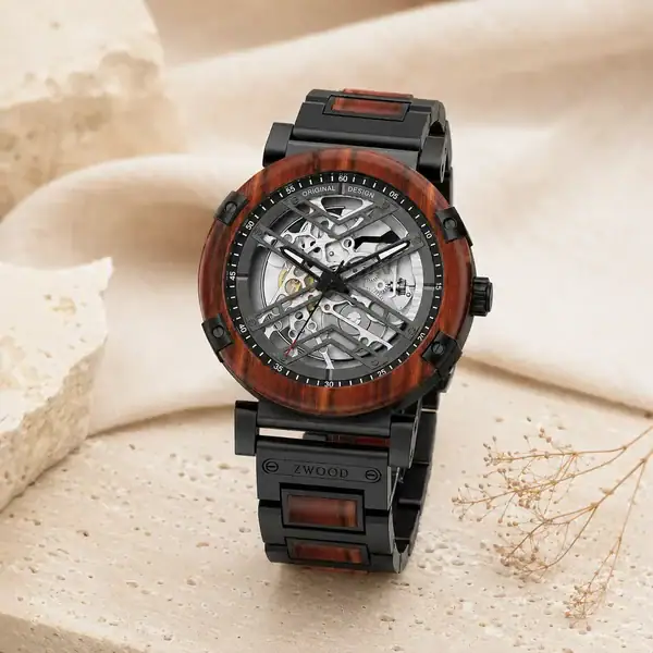 Montre automatique squelette en bois Orion Palissandre Zwood® sur décor naturel