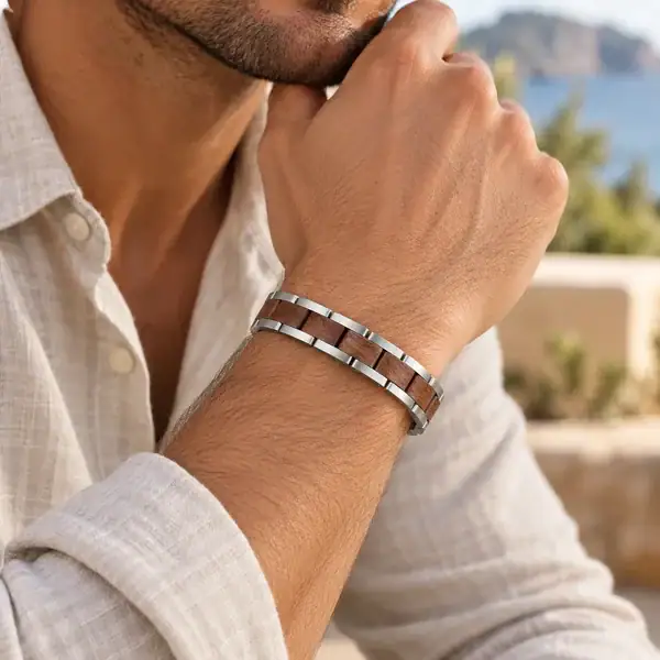 Bracelet homme Zwood® en bois de noyer et acier argenté porté au poignet