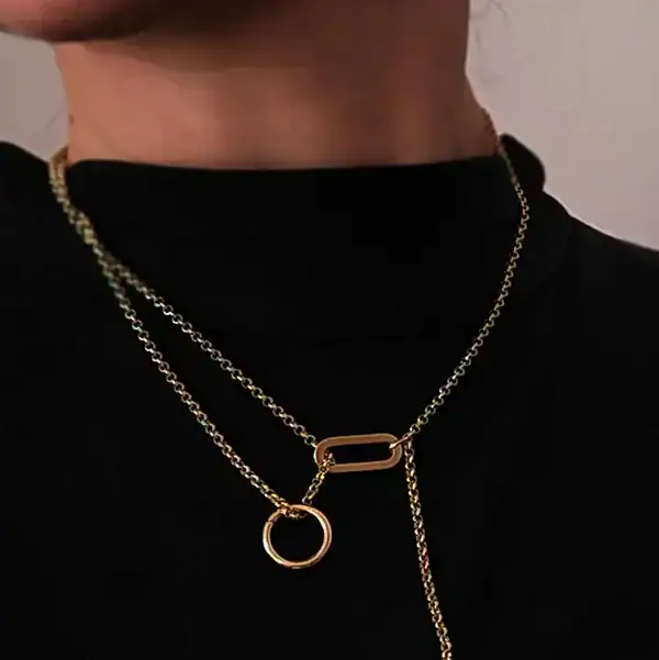 Collar "Neo" de latón bañado en oro