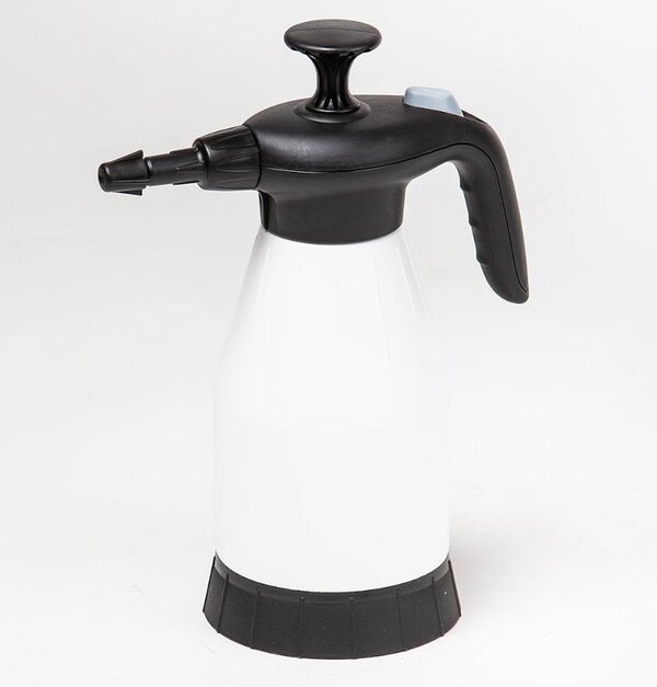 Fémtartályos permetező, kertészeti szerszám, kertészeti permetező, kültéri kertészeti eszköz.