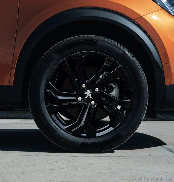 Peugeot 2008 SE black rims