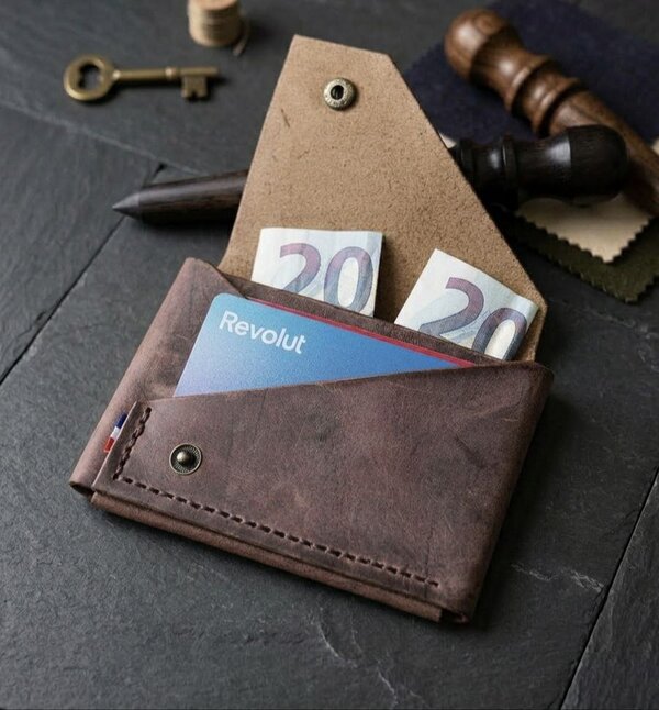portefeuille compact fabrication artisanale française - en cuir italien marron vieilli - fait main - fabriqué en France - Brocard Leather Goods