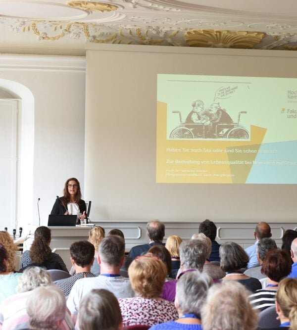 Fachtag Irsee 2019 3 Netzwerk, Kaufbeuren, Ostallgäu, Demenz, Demenzhelferschulung, Schulung, Weltalzheimertag, Palliativ, stationär, ambulant, Hospiz, SAPV, Krankenhaus, Anschlussbehandlung, Rehabilitation, Altenheim, Pflegeheim, Versorgung, Senioren, Aktivitäten, Pflege, Pflegeservice, Hospitalstiftung, Seniorenbeirat, Seniorenbüro, Hilfe, pflegende Angehörige, Alzheimer, Betreuung, Unterstützung zu Hause, haushaltsnahe Dienstleistungen, Unterstützung im Alter, Demenzkrank, Hilfe bei Demenz, Beratung, Seniorenbegleiter, Besuchsdient, ehrenamtlich, Helfer, vernetzt