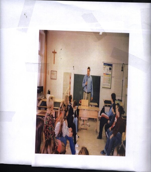 Bild:Dietmar redet in der Volkschule Pregarten über blinde Menschen 1998