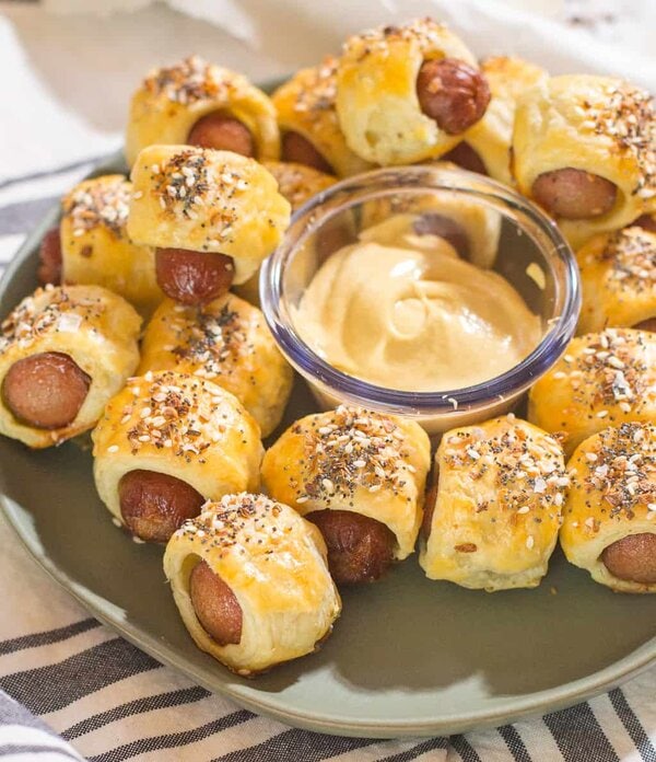 Cooked Pigs in a Blanket topped with everything bagel seasoning