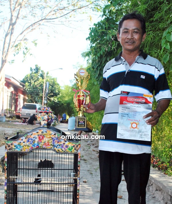 Pak Gino dan cucak hijau Kristal