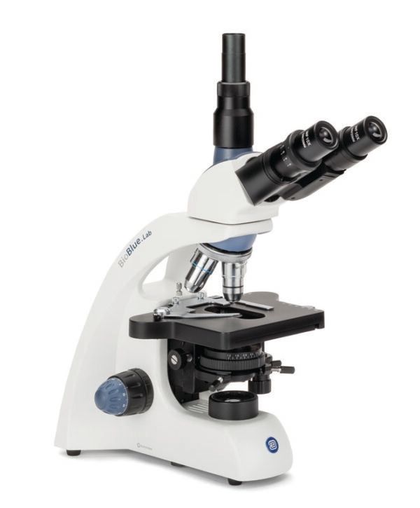 Microscopio trinocular