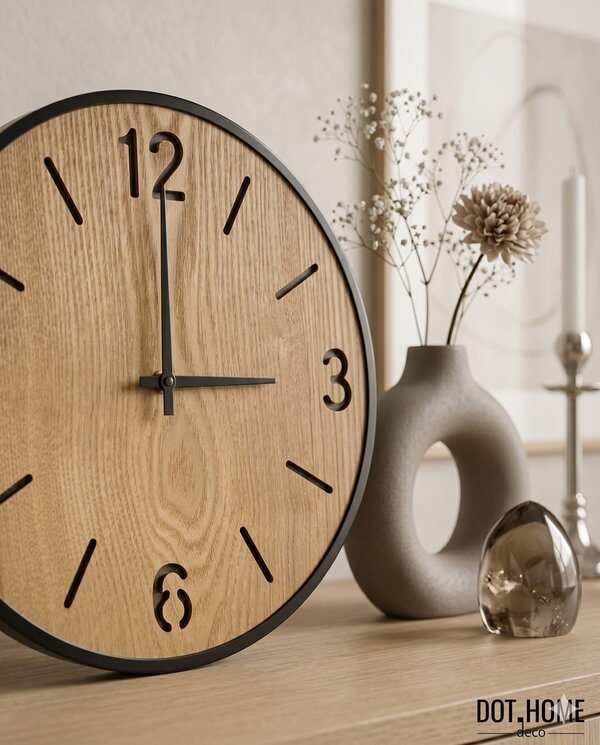 RELOJ DE METAL CON MADERA Y NÚMEROS CALADOS EN MADERA