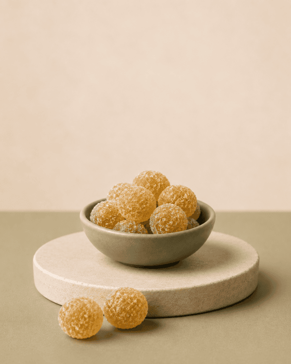 Bonbons miel et CBD Présentation de bonbons miel et CBD dans une coupelle
