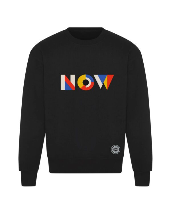 Bluza unisex NOW 440 g crewneck czarna – przód | Vibes Goods