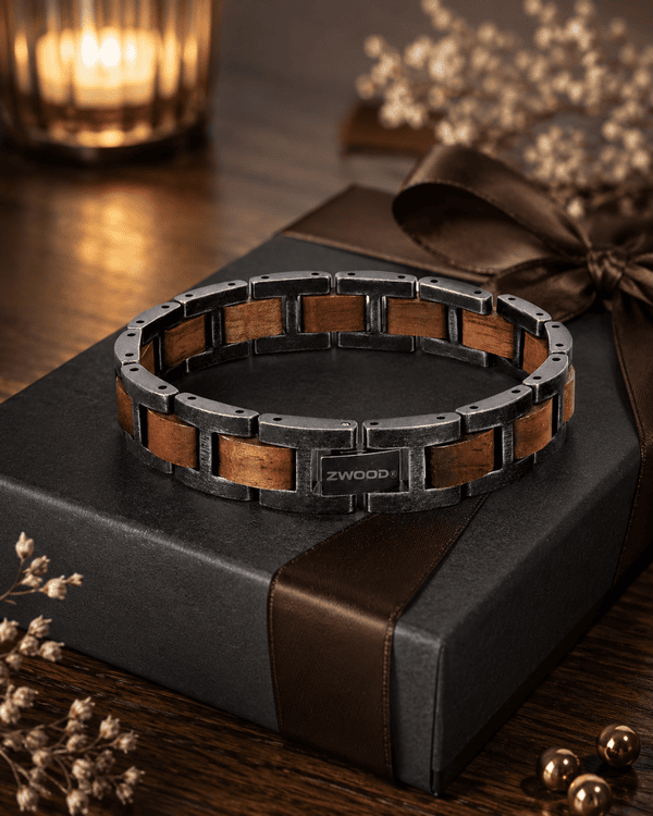 Bracelet homme en bois et métal Zwood® présenté sur un coffret cadeau élégant.