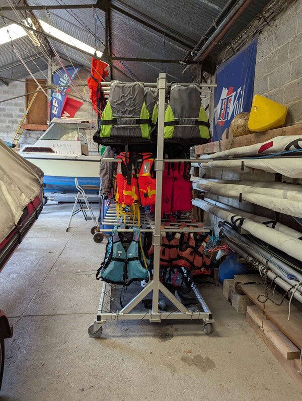 PORTANT ALU 3 NIVEAUX PORTE - 102 GILETS 4 ROULETTES - Image 5