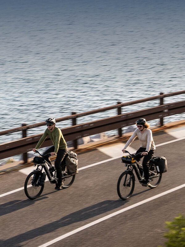 Amflow TL riding picture with fully loaded bike