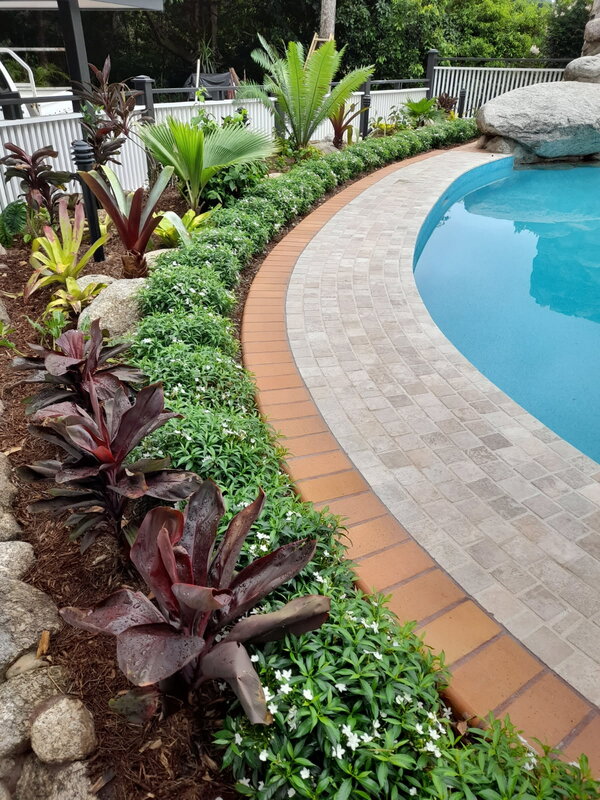 Classic travertine cobble paver pool coping