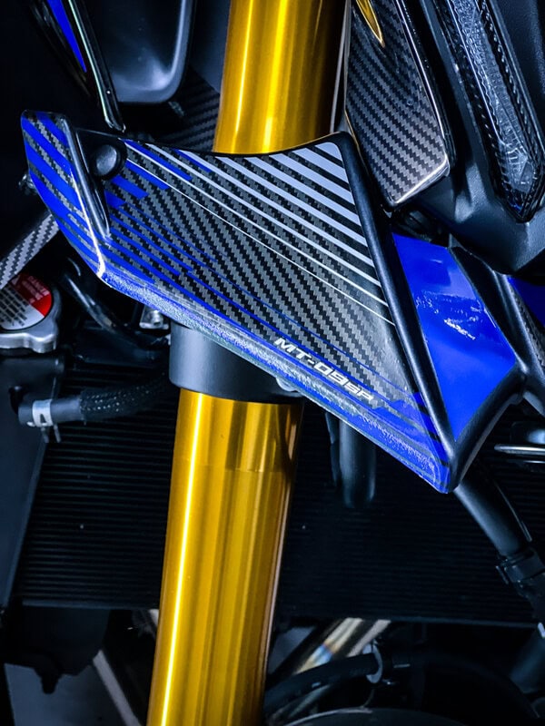 ADHESIVOS DOWNFORCE FRONTAL YAMAHA MT09 carbon style blue - Imagen 3