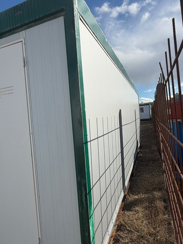 caseta prefabricada doble en panel sándwich 7,00 × 4,80 m – altura 2,60 m (2 módulos separables)