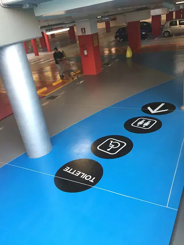 Segnaletica orizzontale in resina parcheggio GDO interrato