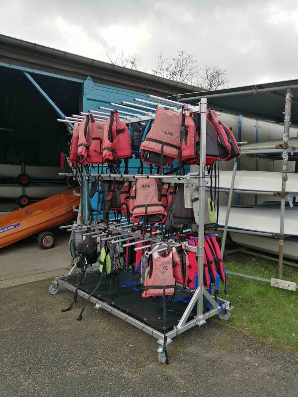 PORTANT ALU 3 NIVEAUX PORTE - 102 GILETS 4 ROULETTES - Image 6