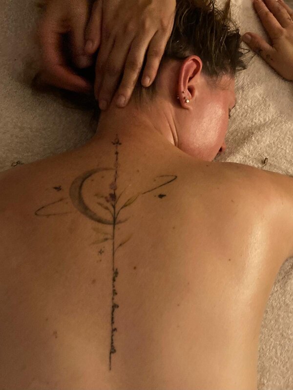 Le féminin : un soin massage bien-être pour la femme - Doula Nancy