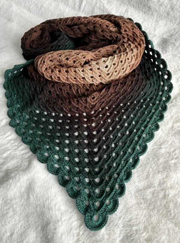 Trójkątna chusta na szydełku w kolorach leśnych