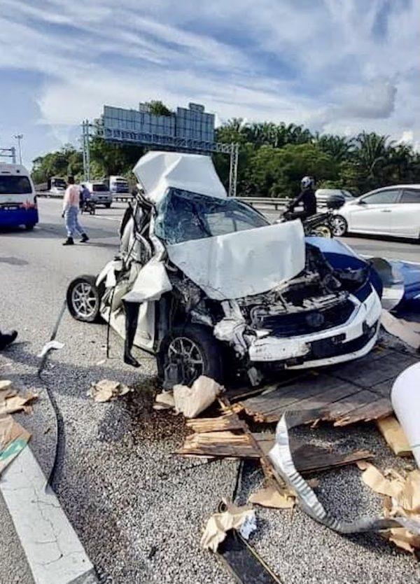 Perodua Myvi In 7 Car Pileup On The PLUS Highway