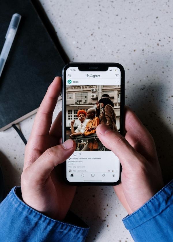 How to Add Users to Instagram's Favorites Feed