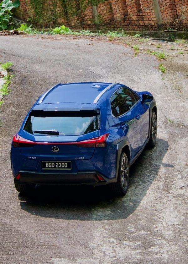 Lexus UX 200 Luxury rear top down
