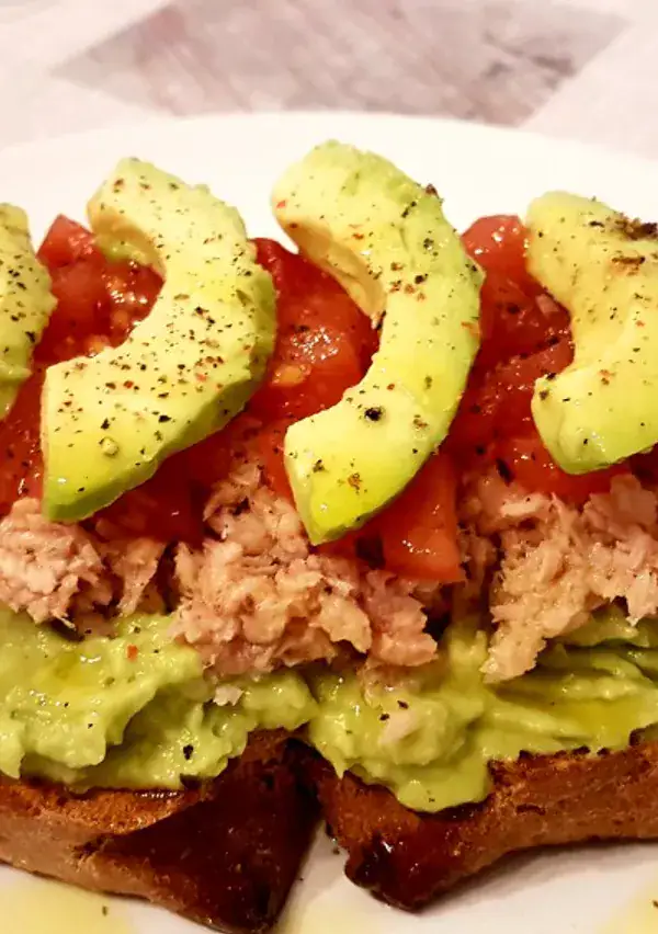 tostada de aguacate atun y tomate foto principal