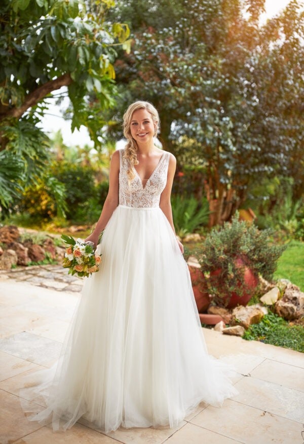 Brautkleid mit Tüllrock und breiten Trägern