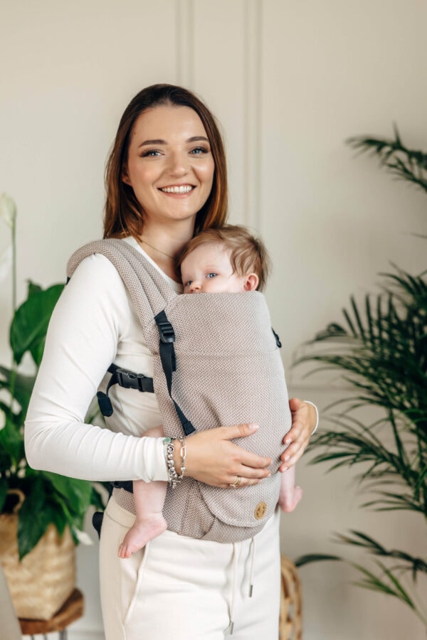 LennyLamb – LennyLight – mała jodełka almond | kompaktowe nosidło regulowane