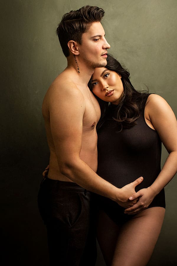 Mann og kvinne i gravidfotografering, vakker graviditetsfoto, intime bilder, kjærlighet og forventning, gravidfotografering i studio for å fange spesielle øyeblikk.