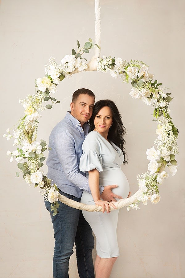 Kvinne og mann med graviditetshull omkring magen, gravidfoto, mamma og pappa, familie, morskap, foreldre, gravid fotografi, babybump, graviditetsfotografering, gravide bilder, sjarm, kjærlighet, familieøyeblikk, blomsterdekorasjon, gravidkunde, nurtering, gynekologi, fotografering, baby, barn, kjærlighetsøyeblikk.