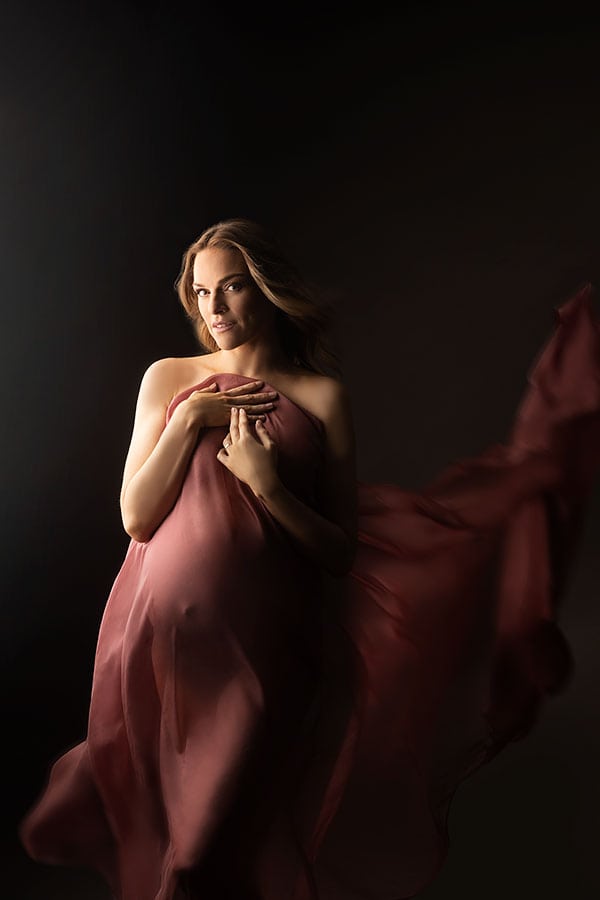 Kvinne gravid fotografering, gravidfotografi, kunstnerisk gravidfoto, magefoto, mammadokumentasjon, vakre gravidbilder, stylistfotografering, gravidmönster, Norway gravidfoto studio.