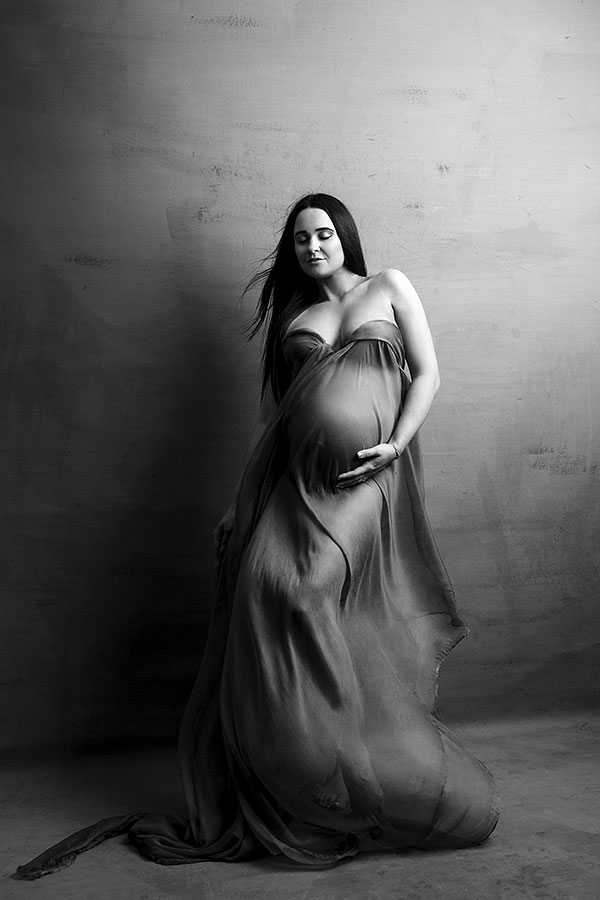 Elegant gravidfotografering av gravide kvinner i studio for magiske og minneverdige gravidbilder - fokus på kunstnerisk gravidfoto.