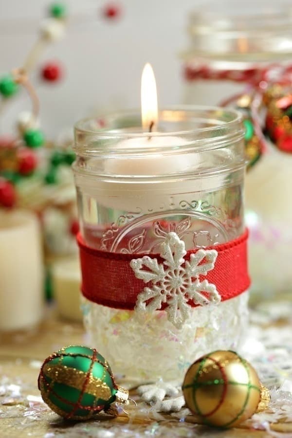 Set the mood and create a welcoming holiday home this Christmas with these pretty Mason Jar Christmas Candles.  #masonjar #masonjarcrafts #ChristmasDecorations #Christmasdecor #Christmascrafts #Xmasdecorations #Xmascrafts