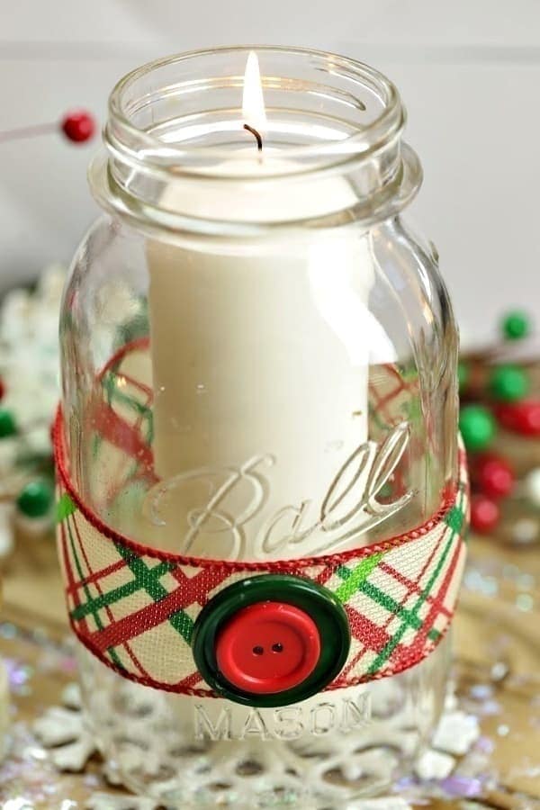 Set the mood and create a welcoming holiday home this Christmas with these pretty Mason Jar Christmas Candles.  #masonjar #masonjarcrafts #ChristmasDecorations #Christmasdecor #Christmascrafts #Xmasdecorations #Xmascrafts