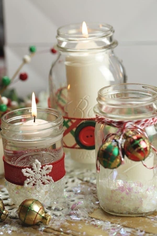 Set the mood and create a welcoming holiday home this Christmas with these pretty Mason Jar Christmas Candles.  #masonjar #masonjarcrafts #ChristmasDecorations #Christmasdecor #Christmascrafts #Xmasdecorations #Xmascrafts