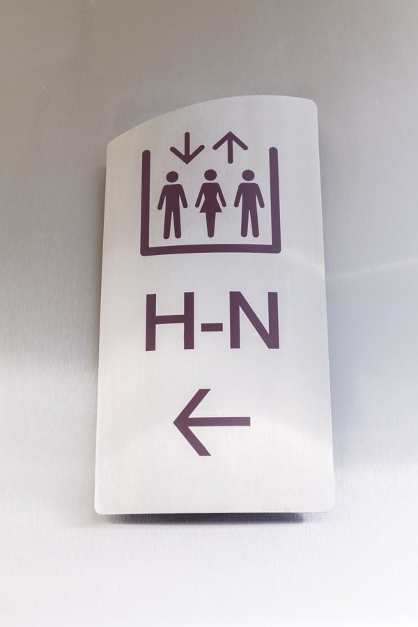 Design of directional prompt sign within the lift lobby area of 20 Fenchurch St