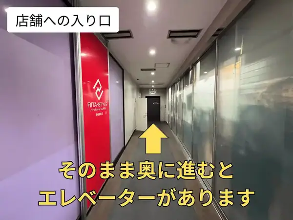 そのまま奥に進むとエレベーターがあります！