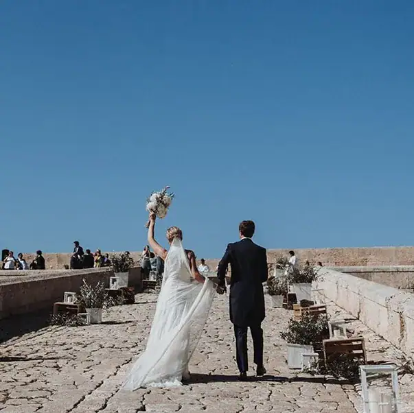 pareja caminando después de la ceremonia en una boda al aire libre