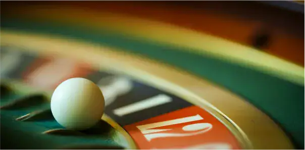 Stół do blackjacka z rozłożonymi kartami