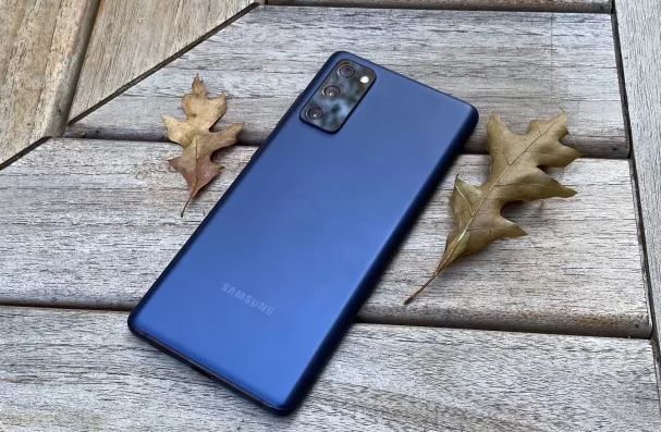 Разница между Samsung Galaxy S21 и Galaxy S20 FE: какой телефон выбрать? 9 Аккумулятор в Galaxy S20 FE емкостью 4500 мАч, что больше, чем в Galaxy S21, в котором он 4000 мАч