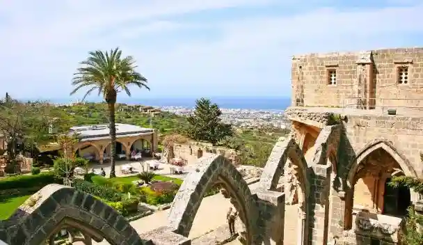 Karşıyaka’dan Girne manzaralı tarihi Bellapais Manastırı'na taksi ile kolay ve konforlu ulaşım – Taksi Mehmet Karşıyaka hizmetiyle hızlı transfer