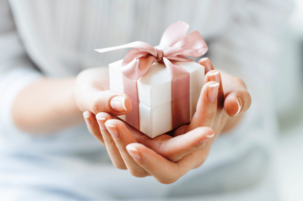 Regalos para mujeres que no son ni perfume ni bolso: ideas que de verdad sorprenden