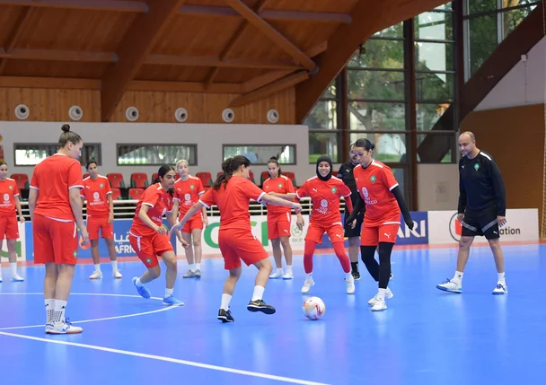 alt="Entraînement de l’équipe nationale marocaine de futsal féminin avant le Mondial 2025"